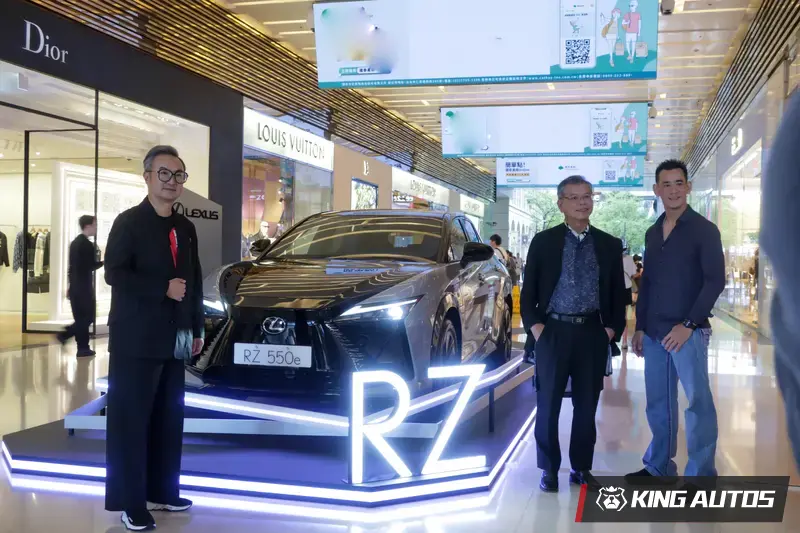 全新豪華純電休旅 RZ 550e F SPORT於10/3(五)-10/19(日)於微風信義搶先亮相，左起康泰納仕台灣 劉震紳 董事總經理、LEXUS營業本部 賴光雄 本部長、LEXUS營業本部 黃怡然 協理