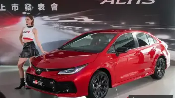 沒有電子手煞車 !Toyota Corolla Altis 升級Led頭燈 1.8油電GR Sport回歸