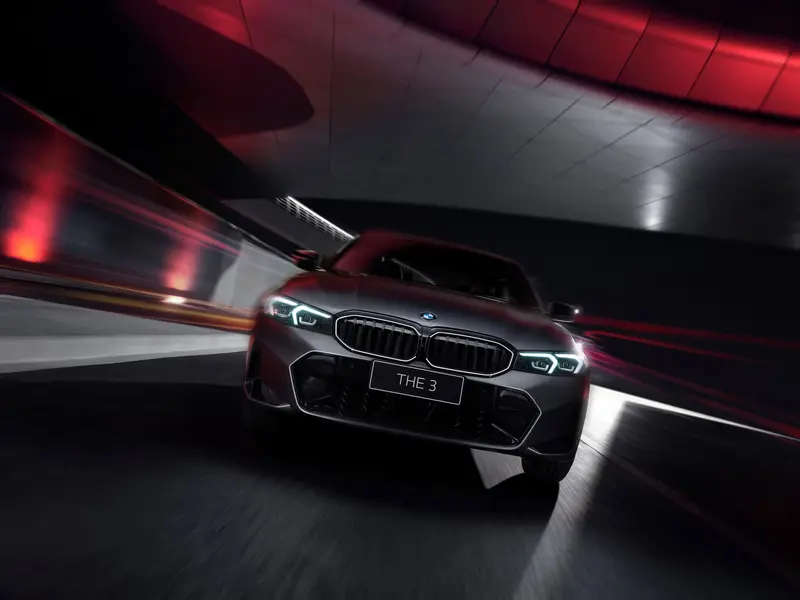 總代理汎德特別為 BMW 3 系列推出專屬外觀升級套件，「3 系列飾光水箱罩」則於車頭融入極具辨識度的光影輪廓，夜幕降臨時化身車流中最矚目的焦點，映照出 3 系列兼具豪華與運動的雙重氣質，活動優惠售價NT,100