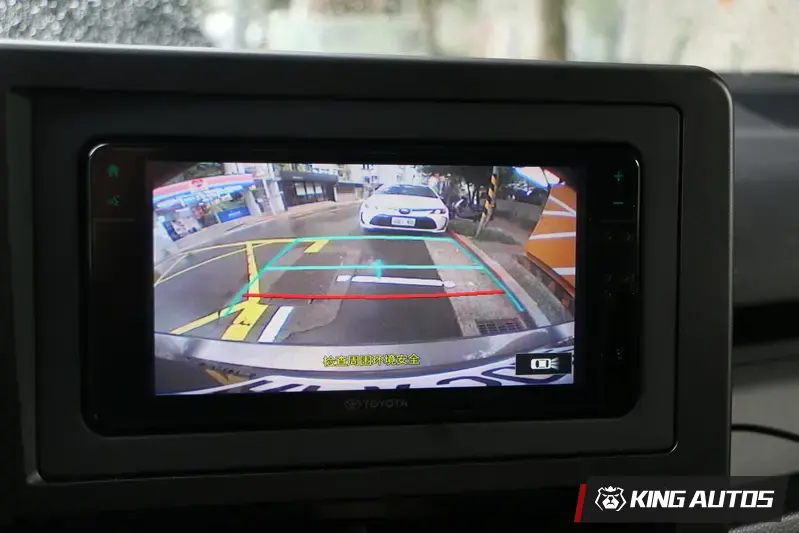 中控螢幕最大的用處是拿來看倒車畫面。車機系統支援手機雙系統連結，要用CARPLAY或ANDROID AUTO不是問題。中控螢幕上的保護膜我沒撕掉，所以畫面看起來模糊了一些。 