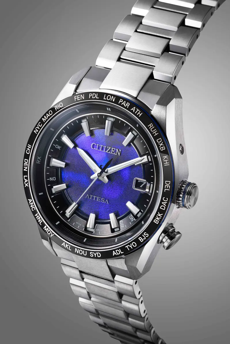 光動能電波時計腕錶CB0288-65L透過層疊面板與DLC黑色錶圈詮釋藍洞的深邃與神秘。建議售價39,800元。