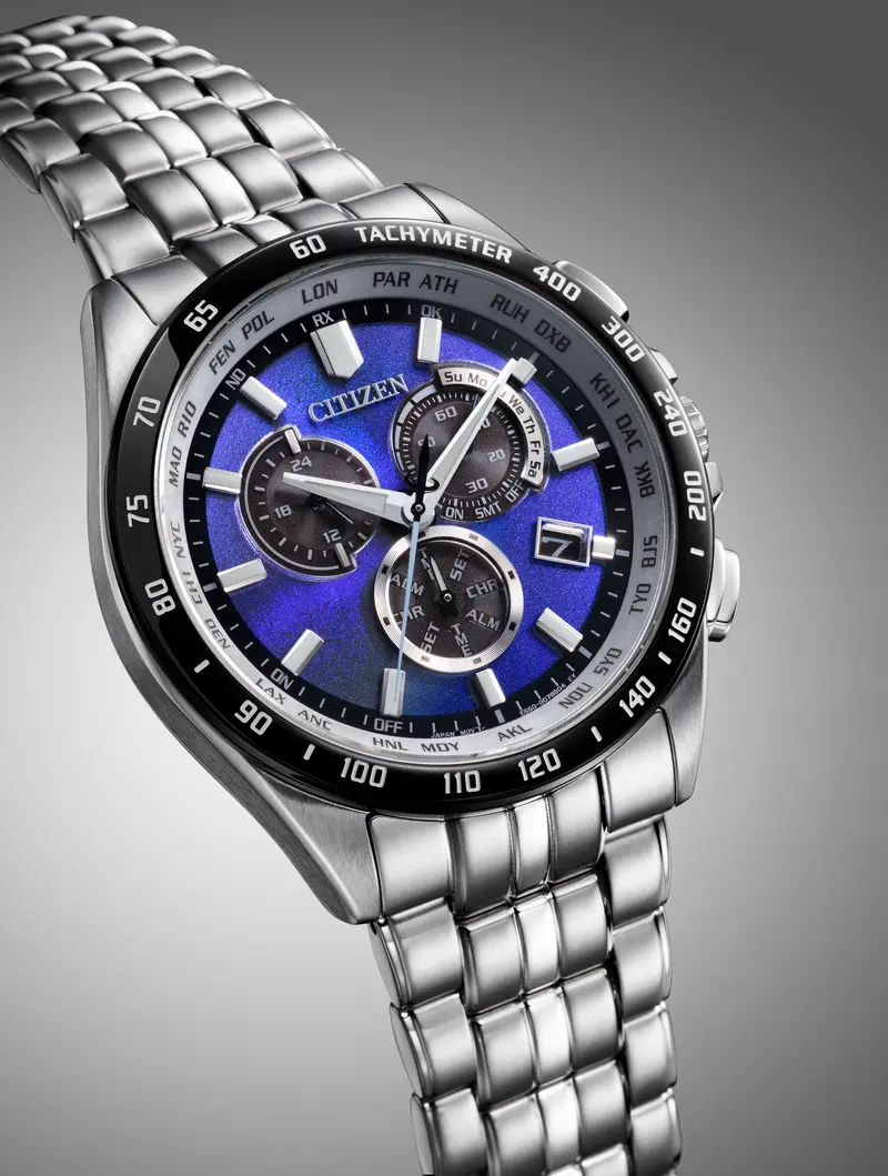 光動能電波時計腕錶CB5874-81L以白色世界城市時間，展現靜靜閃爍於海洋中的泡沫意象。建議售價27,800元。