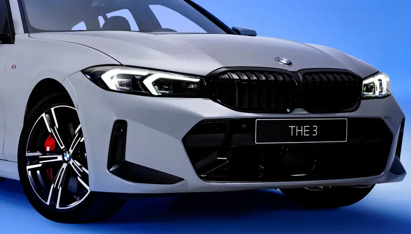 全新BMW 320i Touring 50 Jahre 限量版以建議售價256萬元起的320i Touring M Sport車型為基礎，加價6萬元升級燻黑造型頭燈、黑色高光澤套件、紅色M煞車套件與M縫線安全帶等M Sport進階套件陣容，並加入3系列50週年專屬紀念元素，打造兼具運動性能與豪華質感的專屬座駕。