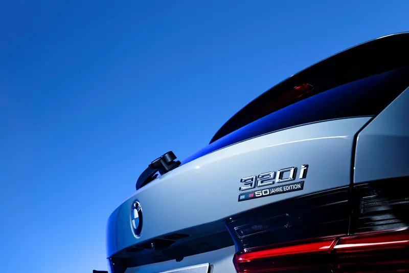 全新BMW 320i Touring 50 Jahre 限量版車尾採用3D立體L型尾燈與動感折線造型，並鑲嵌50 Jahre專屬銘牌，細膩呈現BMW 320i Touring 50 Jahre 限量版的獨特身份。全新車型完美融合運動精神與專屬豪華感，為經典3系列注入獨特紀念意義