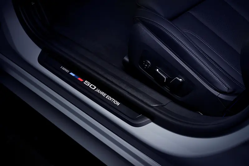全新BMW 320i Touring 50 Jahre限量版以新世代設計語彙勾勒出全面進化的豪華科技座艙，透過精緻材質與細膩鋪陳，展現專屬紀念版的獨特風格。開啟車門，專屬 50 Jahre 前車門門檻飾板率先映入眼簾，象徵著半世紀傳奇血統的榮耀傳承