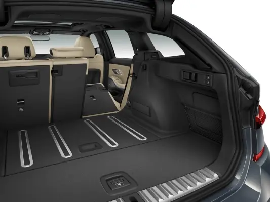 全新BMW 320i Touring 50 Jahre 限量版扎根於3系列的動感基因，不僅以獨特設計喚醒經典記憶，更以靈活機能賦予現代生活無限可能。寬敞後行李廂空間起始容量達 500 公升，搭配 402040 分離可傾倒後座椅背，最高可擴充至 1,510 公升，輕鬆應對日常通勤與長途旅行的承載需求
