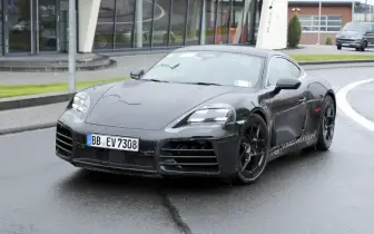 原廠示範電火布改裝《Porsche 718 Cayman EV》車身貼滿虎皮藥膏 輕偽裝現身紐北