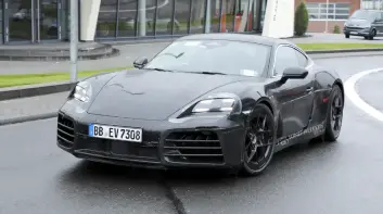 原廠示範電火布改裝《Porsche 718 Cayman EV》車身貼滿虎皮藥膏 輕偽裝現身紐北