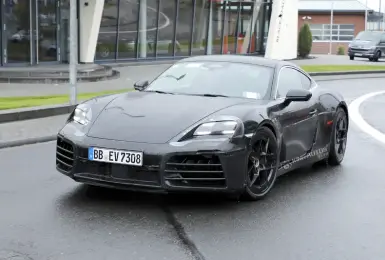 原廠示範電火布改裝《Porsche 718 Cayman EV》車身貼滿虎皮藥膏 輕偽裝現身紐北