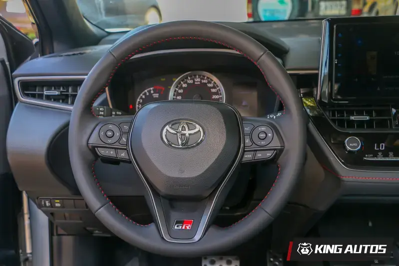 方向盤下方多了彰顯GR Sport車款身分的GR銘版