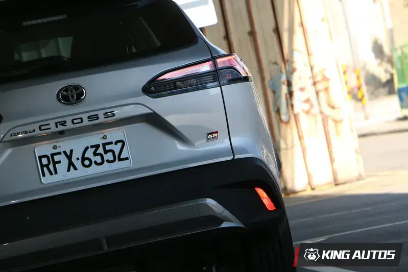 車尾換上黑色塗裝的車名字樣銘版