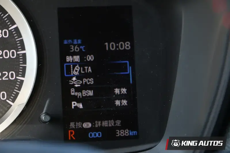 安全配備上持續強化，尊爵以上等級新增標配 RCTA 後方車側警示系統，此前僅限於 Hybrid 旗艦車型。全車系皆搭載 TSS 2.0 智動駕駛輔助系統，包括 ACC 主動式車距維持定速系統、PCS 預警式防護系統、LTA 車道循跡輔助系統及 AHB 智慧型遠光燈自動切換系統。