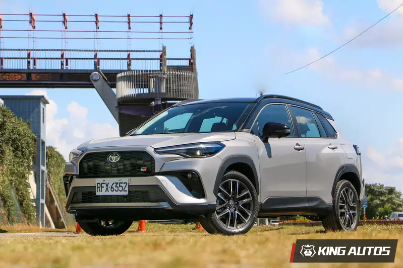 本次試駕車款為2026年式Toyota Corolla Cross GR Sport汽油車，建議售價91.5萬元起，較舊年式調降4千元。該車引擎排氣量在2,000 c.c.以下，搭配政府舊換新最高可折10萬。