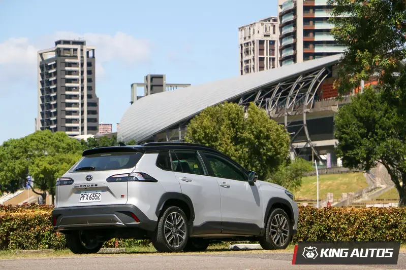 車尾保險桿原先的銀色下護板由黑色下擾流取代