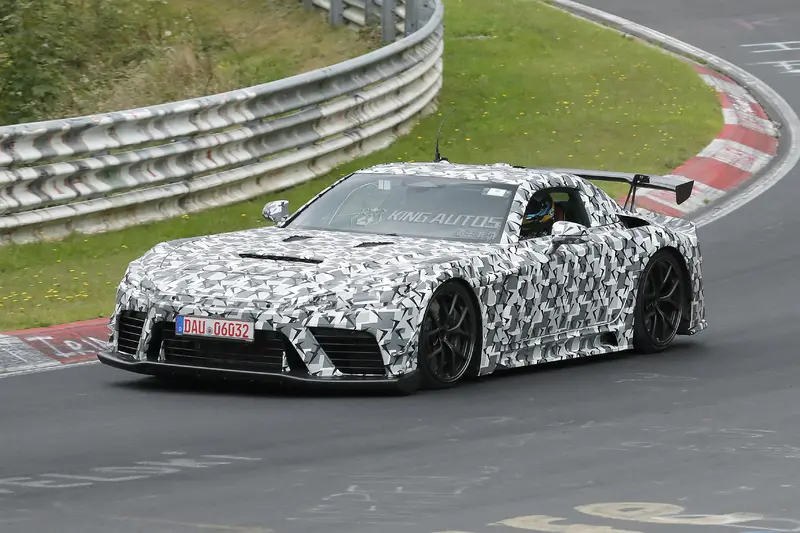 Toyota GT Racing Concept是賽道用車，車尾多了大型尾翼，車頭進氣口面積較大