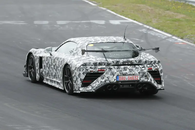 Toyota GT Racing Concept是賽道用車，車尾多了大型尾翼，車頭進氣口面積較大