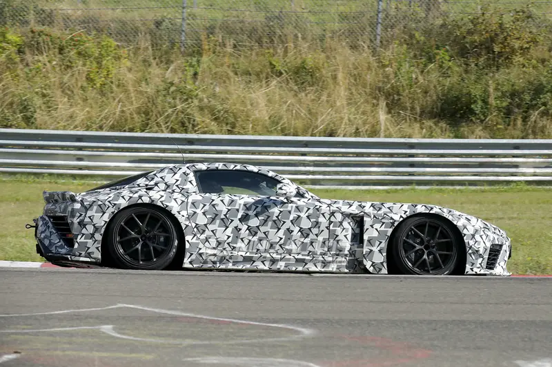 沒有尾翼的是Toyota GT Concept