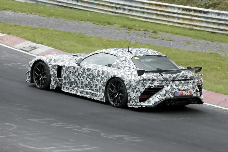 Lexus Sport Concept的量產車正在賽道上測試，預計為LFA的後繼車款LFR。