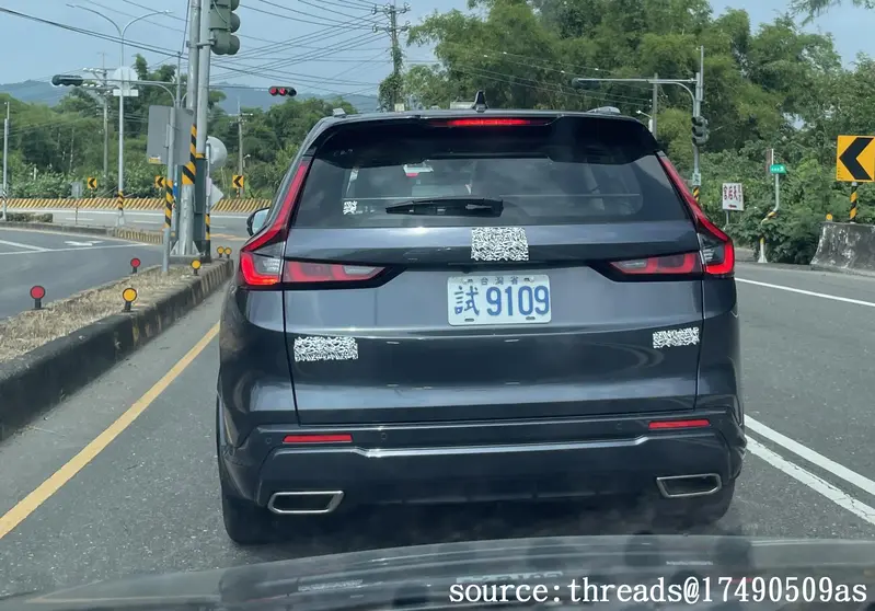測試車款為客貨車認證,後擋風玻璃清楚看到一根鐵桿。source:threads@17490509as