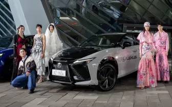 換你降價?!|小改款《Lexus RZ》純電休旅車Q4上市 點亮臺北時裝週