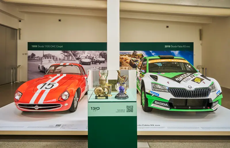 Skoda 博物館典藏經典與現代賽車代表作。左為 1959 年推出的 Skoda 1100 OHC Coupe;，展現品牌早期對賽道性能的追求；右為 2019 年的 Skoda Fabia R5 evo，曾於 WRC 賽事中屢創佳績。兩款車款象徵Skoda 在賽車領域逾六十年的技術演進與競速精神。