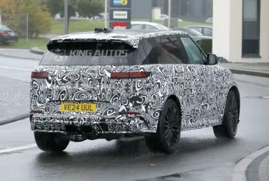 跟上保時捷腳步？！《Range Rover Sport SV》中置排氣管設計首度曝光！