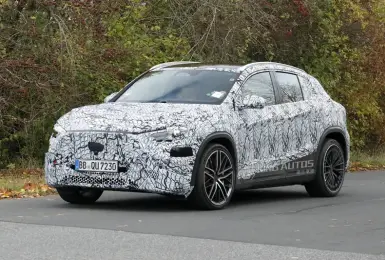 首次曝光！大改款《Mercedes-AMG GLA》變成電動車 綜效馬力上看544匹