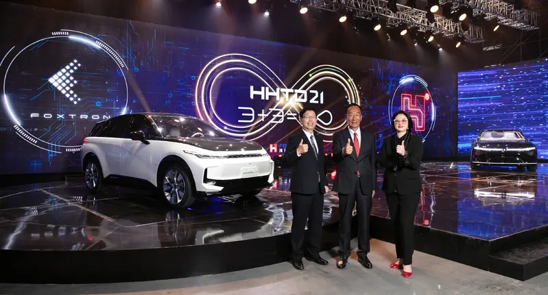 鴻海科技日HHTD21，由鴻海劉揚偉董事長親自主持拉開序幕，裕隆集團嚴陳莉蓮執行長搭乘Ｍodel C亮麗現身，鴻海科技集團郭台銘創辦人(中)親自駕駛Ｍodel E車款驚喜登場