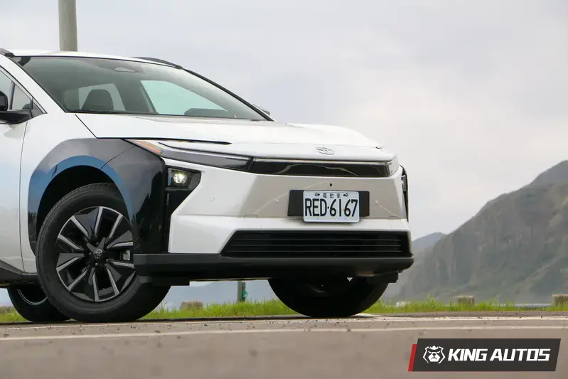 小改款換上亮面黑色輪拱，車頭改用分離式頭燈。足下鋁圈同樣18吋，但換了新的樣式。