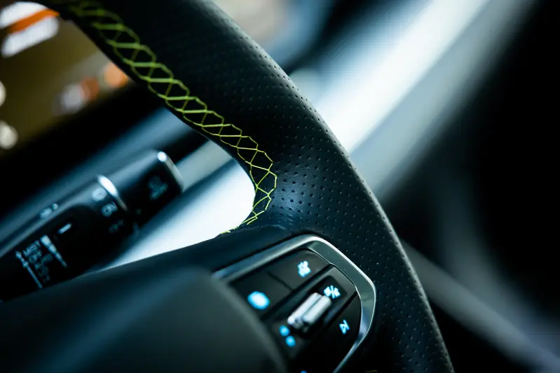 方向盤上也有萊姆綠車縫線