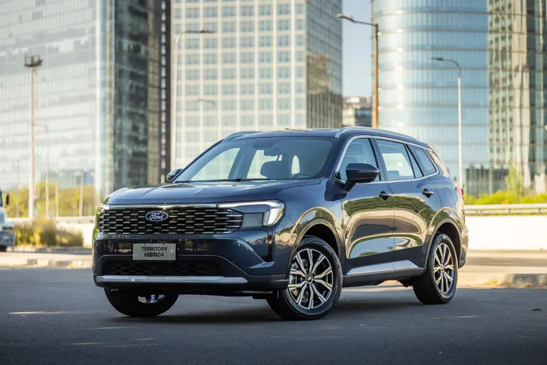 標配Full LED大燈與尾燈