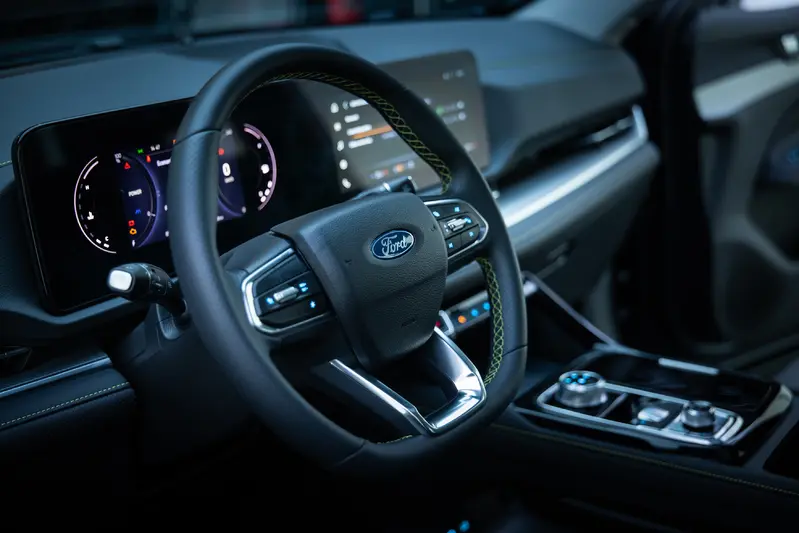 拉遠一點看，方向盤兩側的按鍵相當簡單。