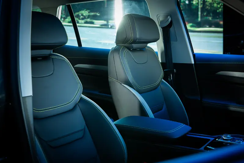 雙前座的頭枕特別突出，並針對肩部強化。