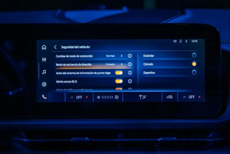 車機採用西班牙文，這是駕駛模式與電子轉向輔助模式的調整畫面。