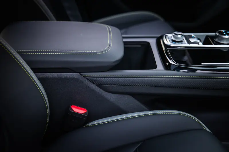 萊姆綠的車縫線是油電車一大特色