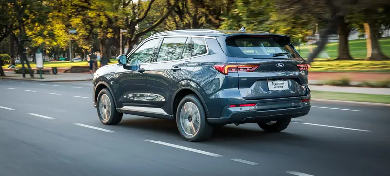 標配18吋鋁圈，落地胎尺碼235/55 R18。