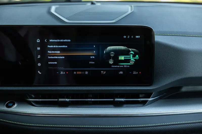 中控螢幕上可隨時監控電能流量。別小看這功能，若中控螢幕是代理商或經銷商後來自己裝的，通常沒辦法接到車輛訊號線，也就不會有這些與車輛相關的畫面。