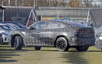 斜背跑旅不能亡！全新《BMW iX4》線條更流線 誰把iX2放大了？！