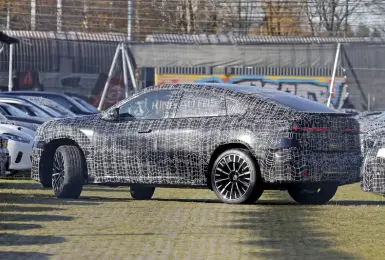 斜背跑旅不能亡！全新《BMW iX4》線條更流線 誰把iX2放大了？！