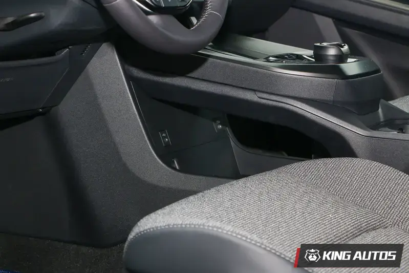 中船下方的置物空間相當大，另提供兩個type c充電口與一個12v車用電源插口。座椅則改成織布材質與皮質混搭包覆。