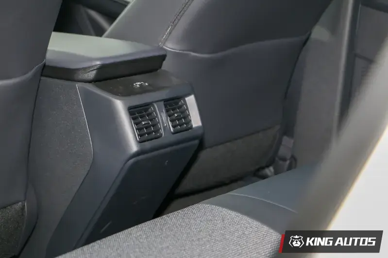 後冷氣出風口上方的兩個type c充電口，在小改款後將輸出功率提升到60kW。