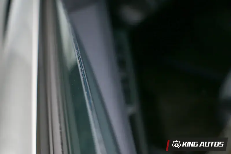 雙前座車艙升級雙層玻璃，有效降低高速行駛時的風切聲。