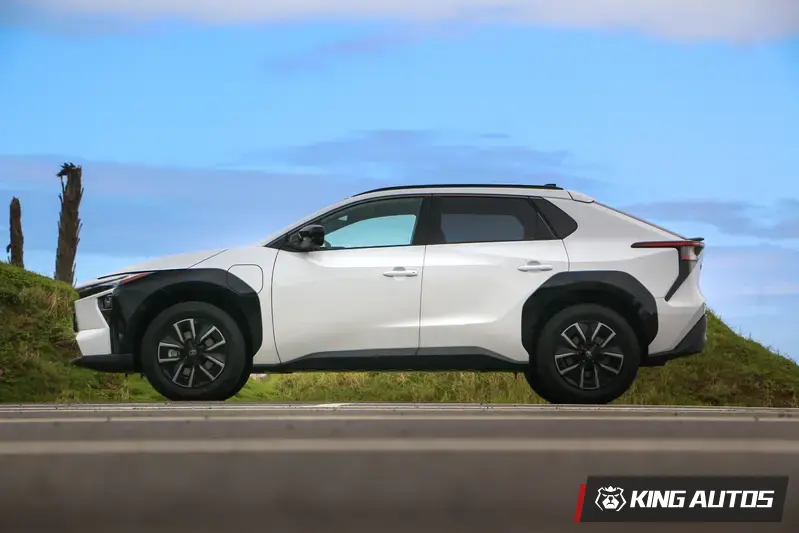 車側比較容易發現翹翹的後導流板