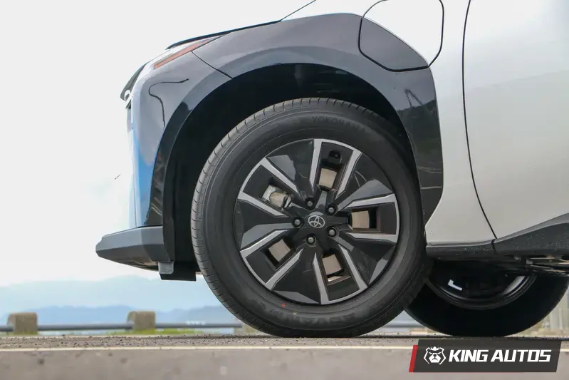 充電口位在左側前輪拱處，因為在車頭的關係，充電時車頭朝內比較方便，駛出停車格要多加小心。