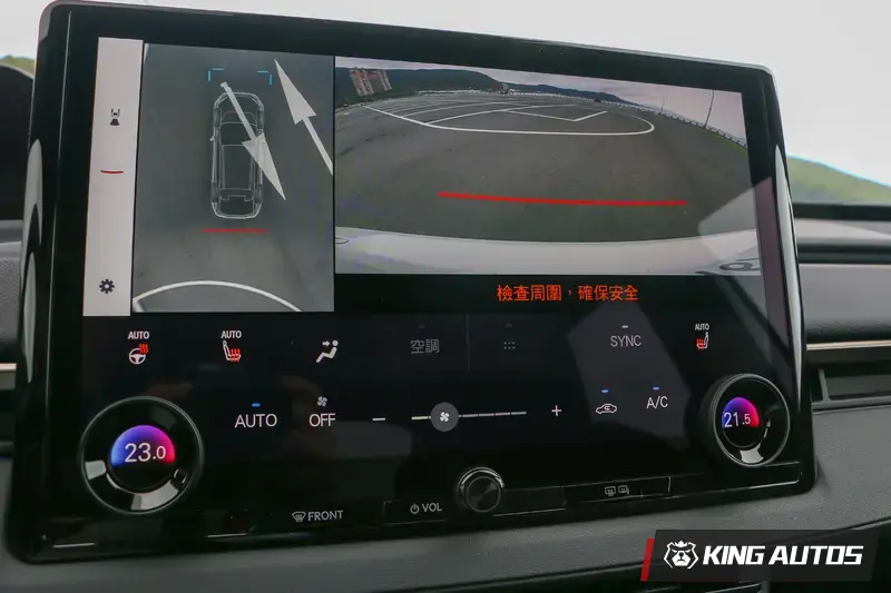 小改款後畫質大幅提升的環景畫面，搭配14吋螢幕，讓你倒車會車更加能掌握車外狀況。另有底盤透視功能，隧道洗車用的到。