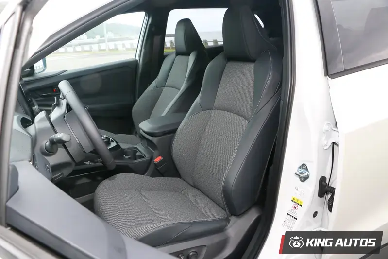 小改款後改用織布座椅，駕駛座可調動調整，副駕駛座則為手動。
