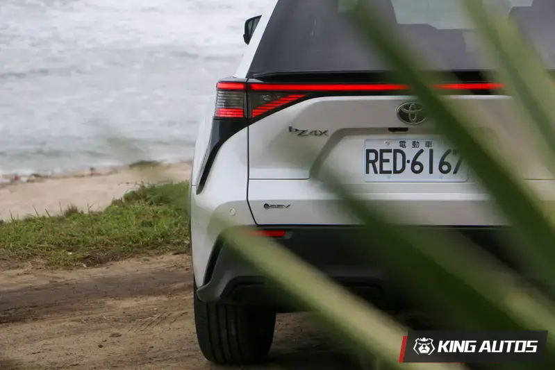 電動尾門左下方換上品牌最新的BEV銘版，彰顯其電動車身分。