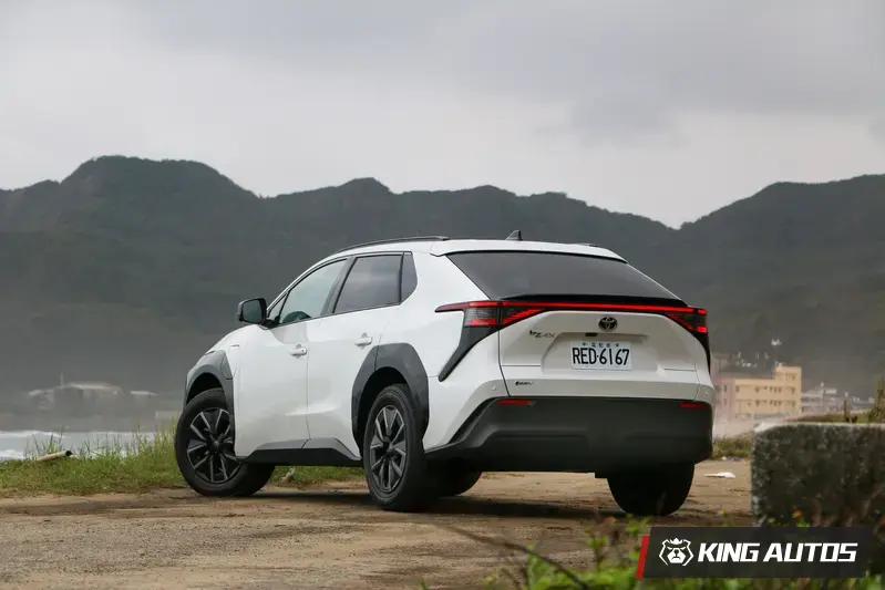 車尾變化較小，延續橫貫式尾燈設計。最明顯的是取消上方的導流板。