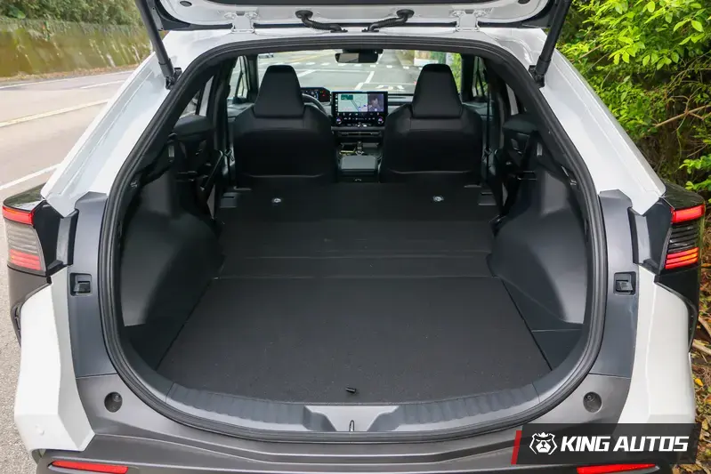 座椅傾倒後底板相當平整