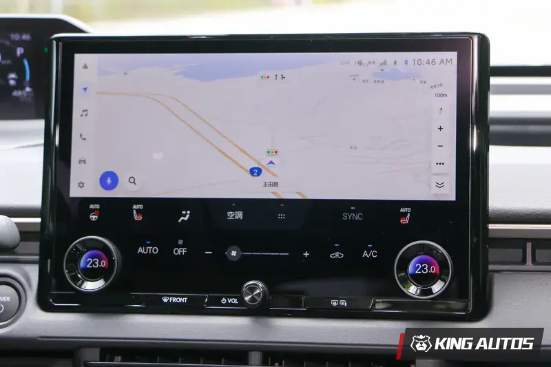 小改款後換上豪華品牌Lexus同款的14吋中控螢幕，中間小旋鈕是用來調整音量，空調風量得在上方觸控調整，兩側大旋鈕是用來調整溫度。